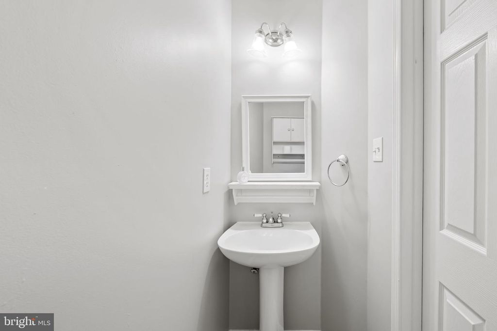 Image 16 of property listing at 6312 HAMPTON PL, Elkridge, MD 21075