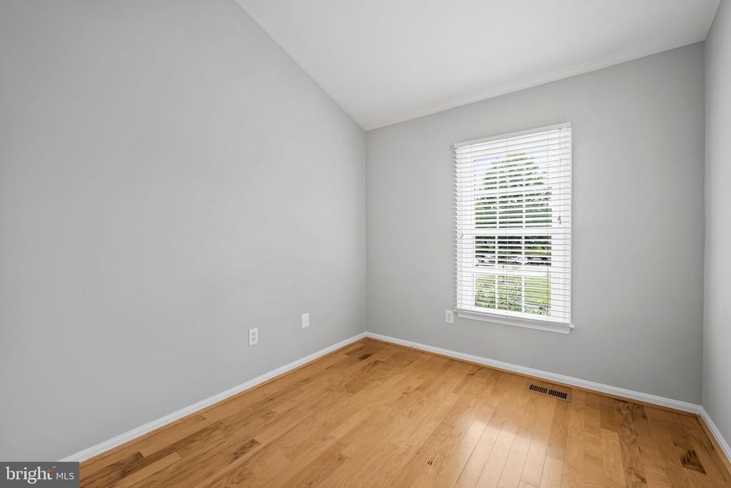 Image 17 of property listing at 6312 HAMPTON PL, Elkridge, MD 21075