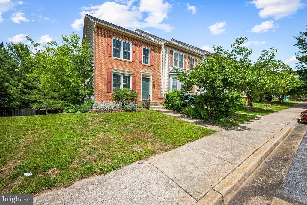 Image 3 of property listing at 6312 HAMPTON PL, Elkridge, MD 21075