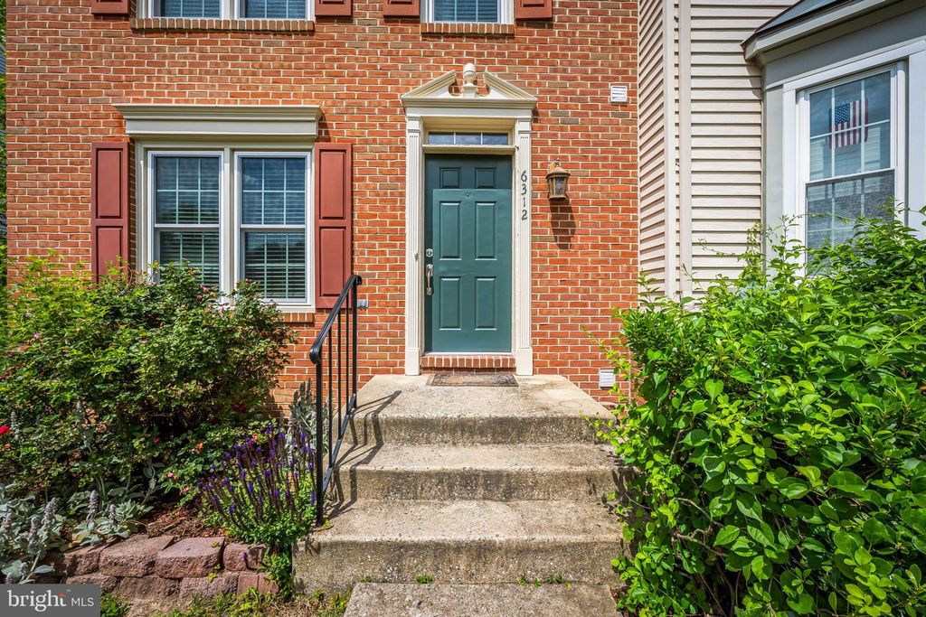 Image 4 of property listing at 6312 HAMPTON PL, Elkridge, MD 21075