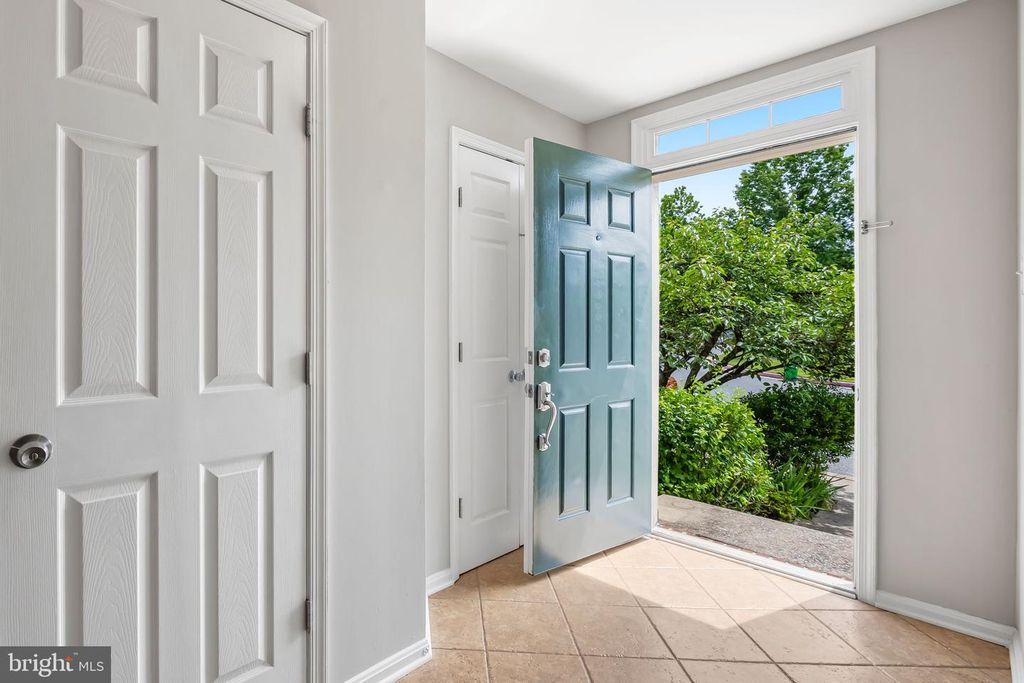 Image 5 of property listing at 6312 HAMPTON PL, Elkridge, MD 21075