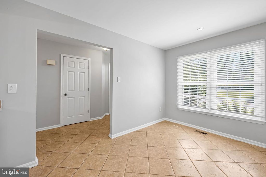 Image 7 of property listing at 6312 HAMPTON PL, Elkridge, MD 21075