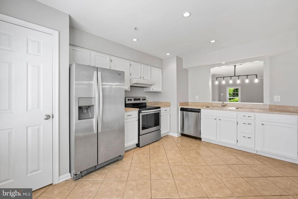 Image 8 of property listing at 6312 HAMPTON PL, Elkridge, MD 21075