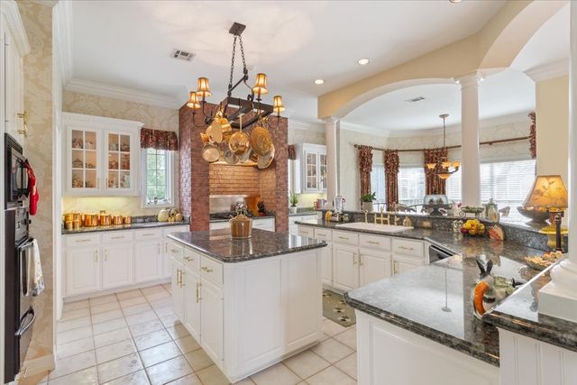 3429 River Oaks Drive, Woodway, TX 76712