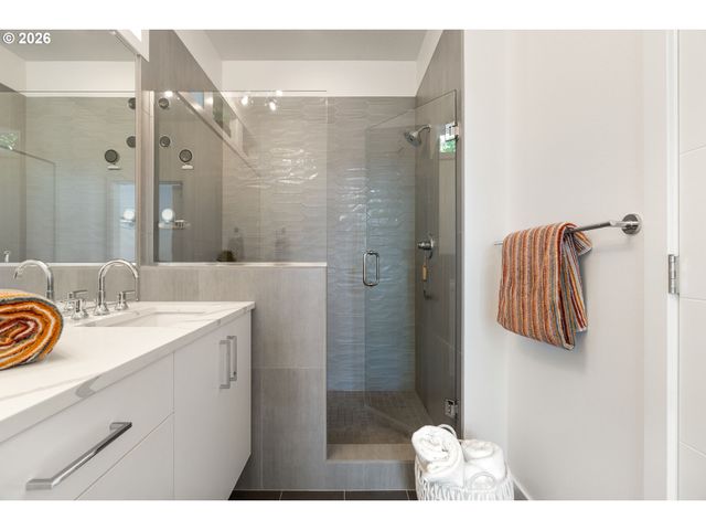 1587 Ne 22ND Ave, Portland, OR 97232