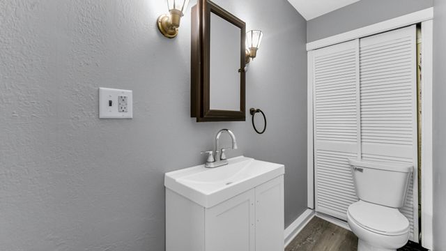 7713 Hendricks Place, Merrillville, IN 46410