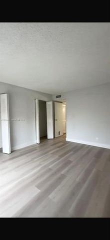 17901 NW 68 Avenue T205, Hialeah, FL 33015