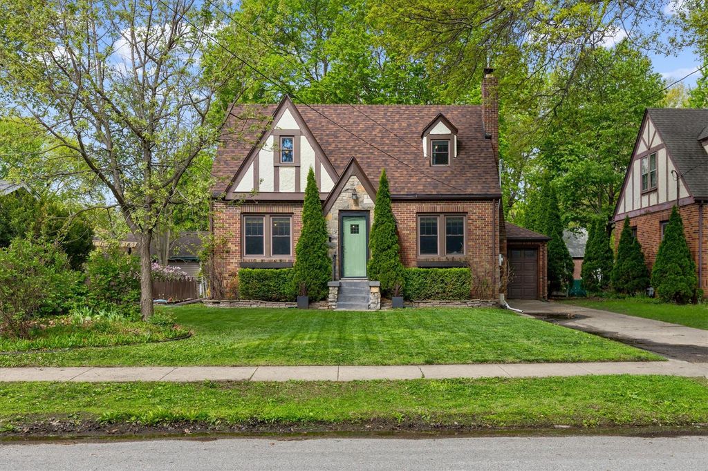 2720 44th Street, Des Moines, IA 50310