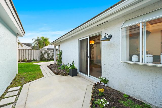 58 Admirals Court, Palm Beach Gardens, FL 33418