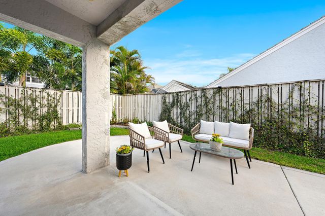 58 Admirals Court, Palm Beach Gardens, FL 33418