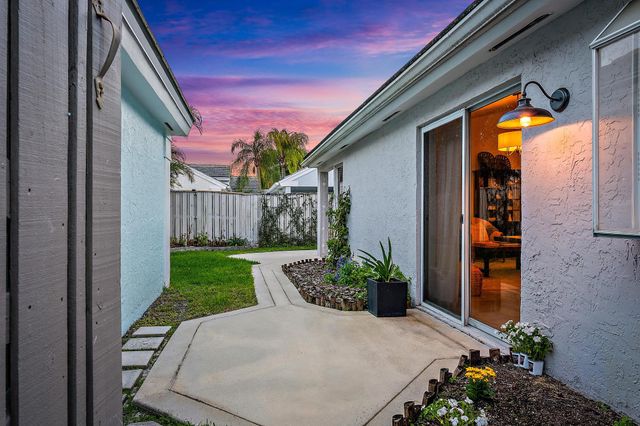 58 Admirals Court, Palm Beach Gardens, FL 33418