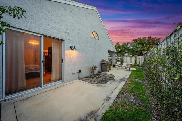 58 Admirals Court, Palm Beach Gardens, FL 33418