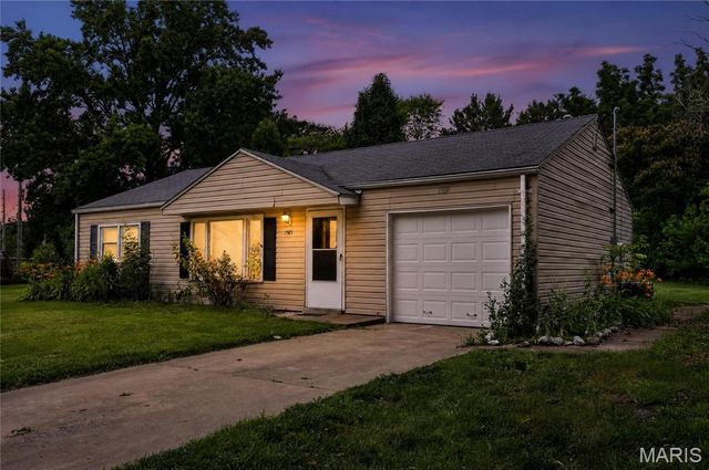 1565 Lakeside Lane, St Louis, MO 63138