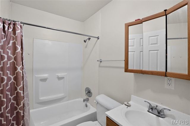 1565 Lakeside Lane, St Louis, MO 63138