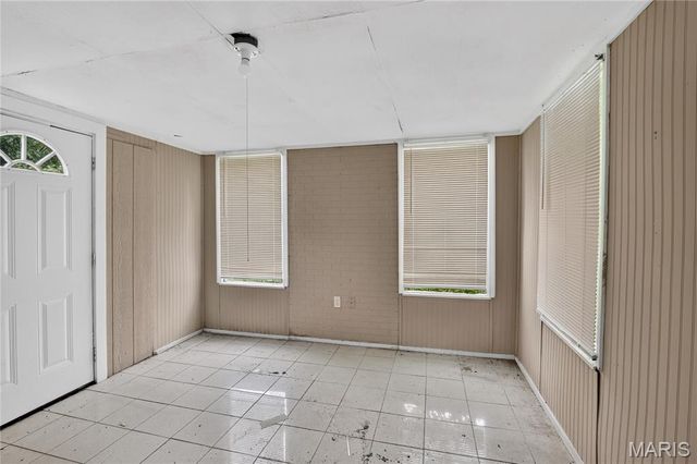 1565 Lakeside Lane, St Louis, MO 63138