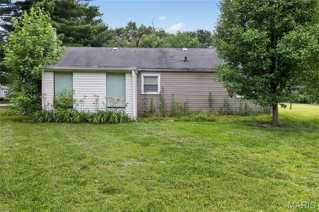 1565 Lakeside Lane, St Louis, MO 63138