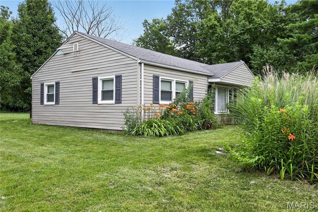1565 Lakeside Lane, St Louis, MO 63138