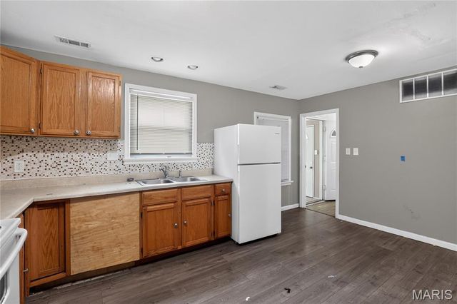 1565 Lakeside Lane, St Louis, MO 63138