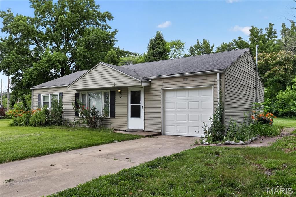 1565 Lakeside Lane, St Louis, MO 63138