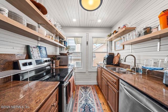 809 2ND Street S, Jacksonville Beach, FL 32250