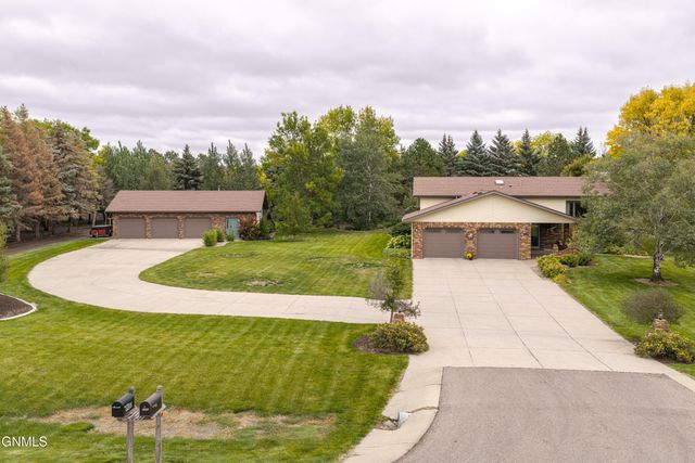9405 Oak Drive, Bismarck, ND 58503 property photo