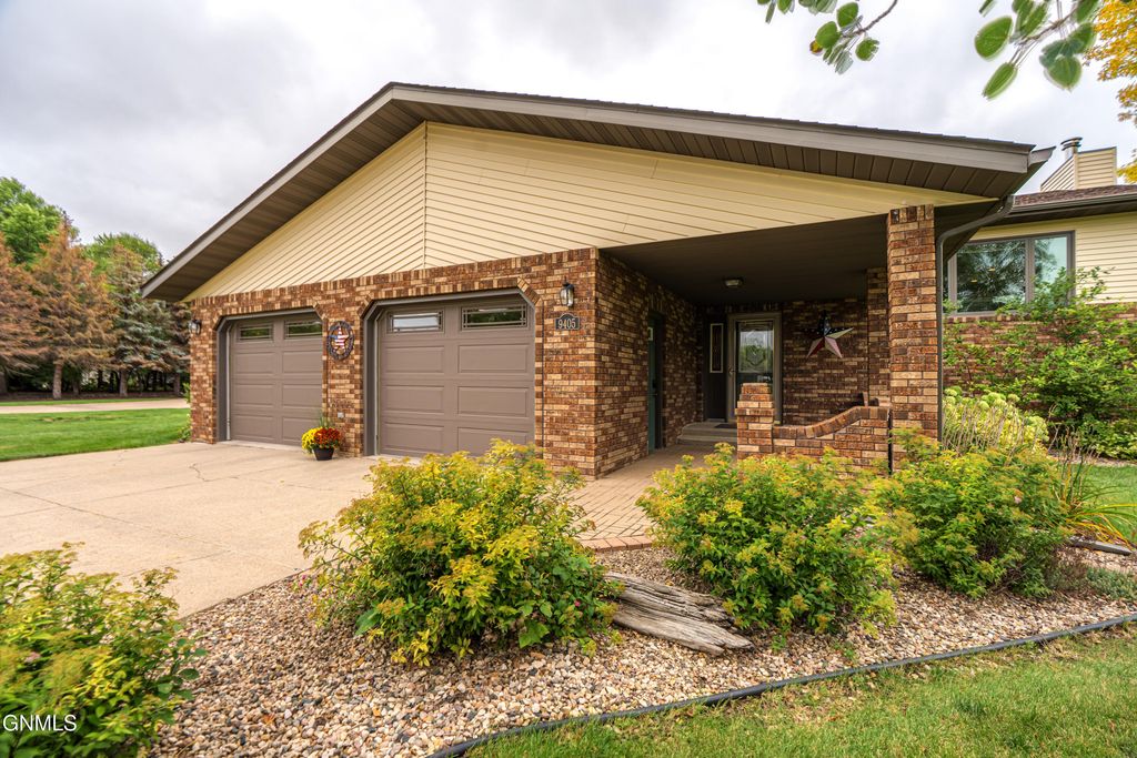 9405 Oak Drive, Bismarck, ND 58503 photo 2