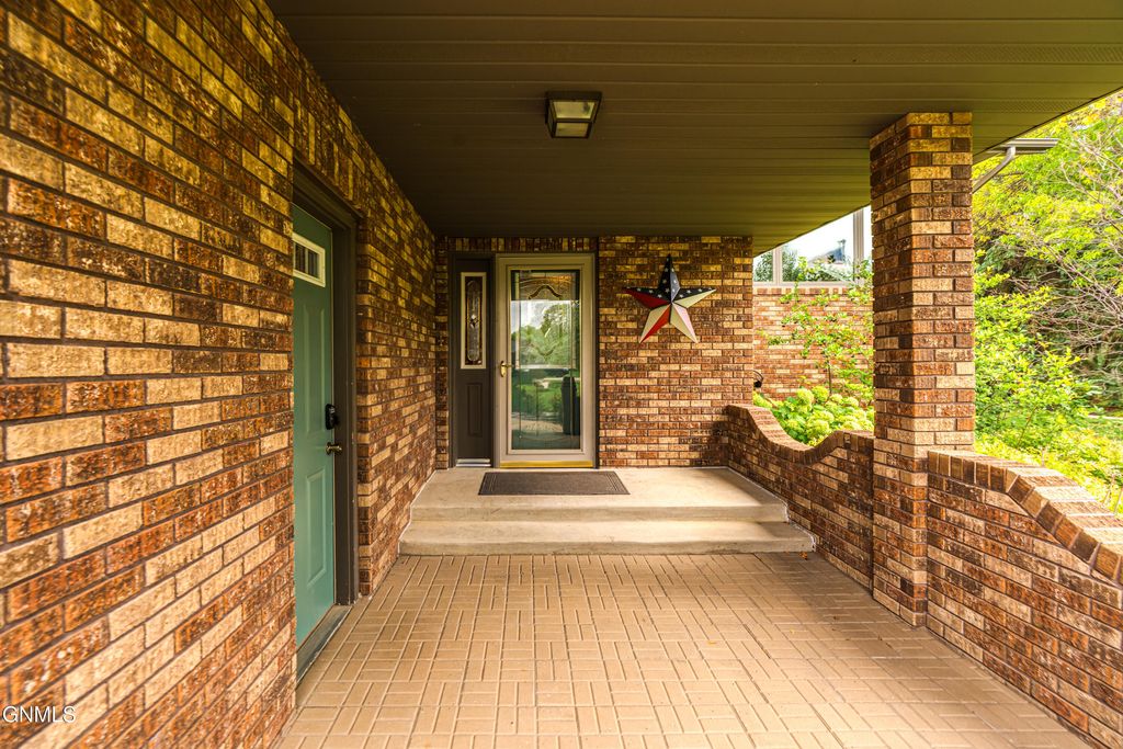 9405 Oak Drive, Bismarck, ND 58503 photo 3