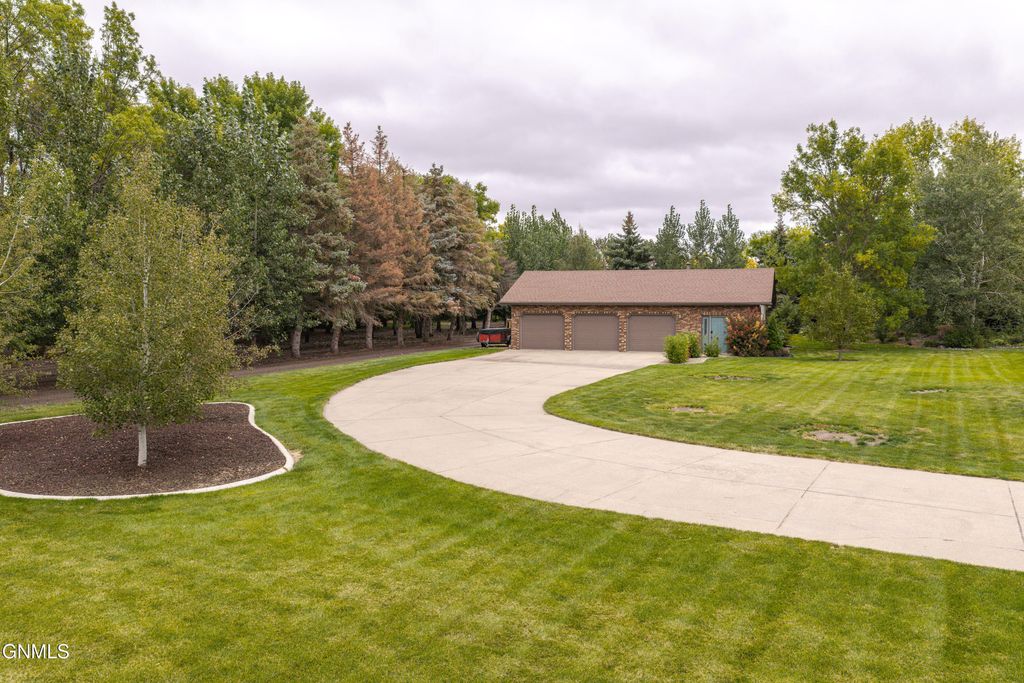 9405 Oak Drive, Bismarck, ND 58503 photo 4
