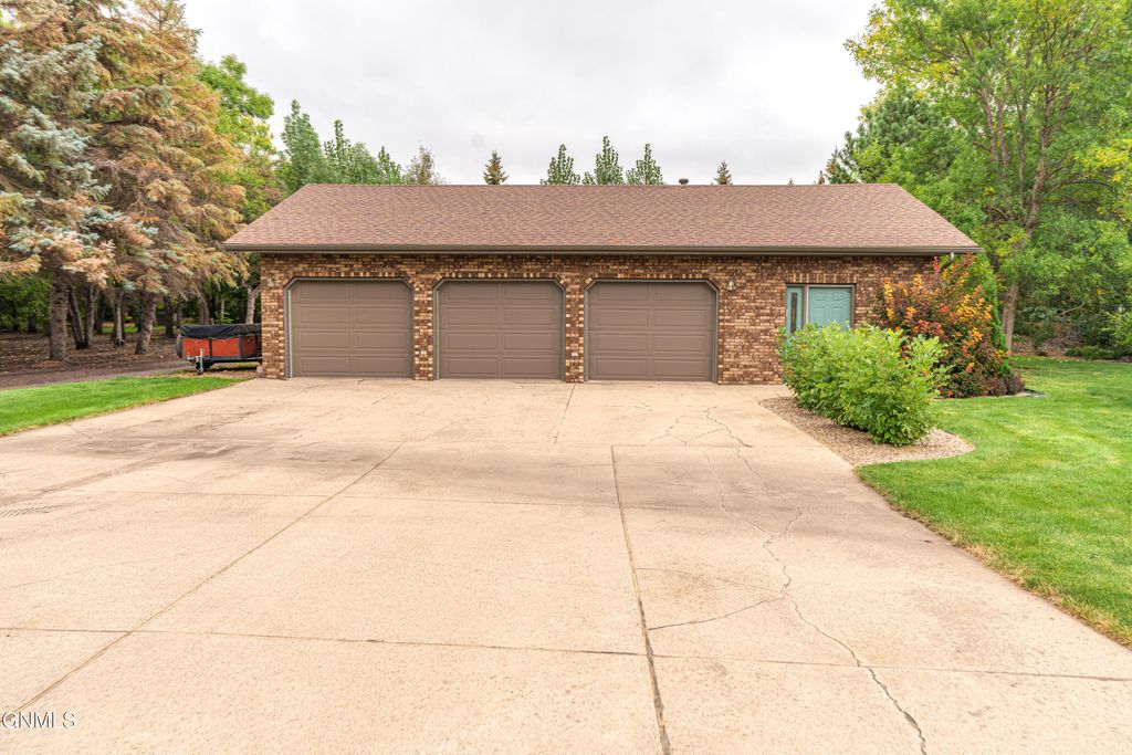 9405 Oak Drive, Bismarck, ND 58503 photo 5