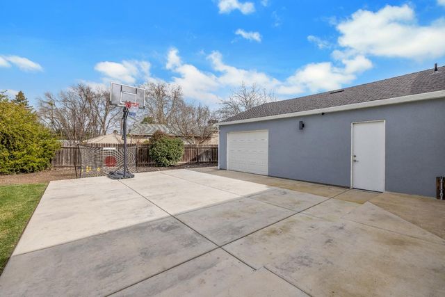 1405 Las Salinas Way, Sacramento, CA 95864