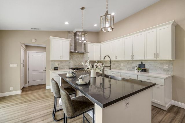 1405 Las Salinas Way, Sacramento, CA 95864