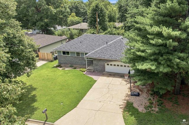 3221 Park Circle, Manhattan, KS 66503