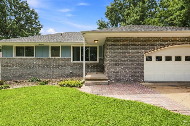 3221 Park Circle, Manhattan, KS 66503