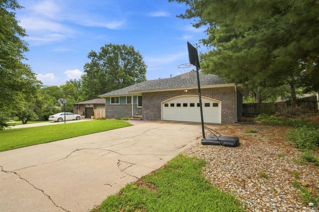 3221 Park Circle, Manhattan, KS 66503