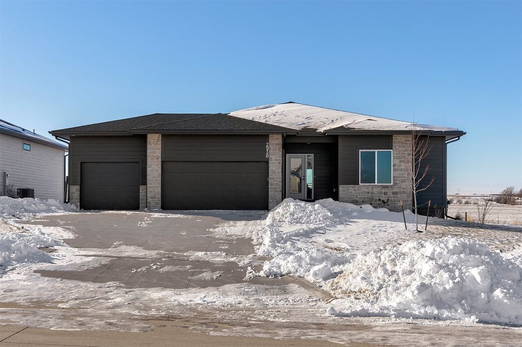 2938 NW Beechwood Drive, Grimes, IA 50111