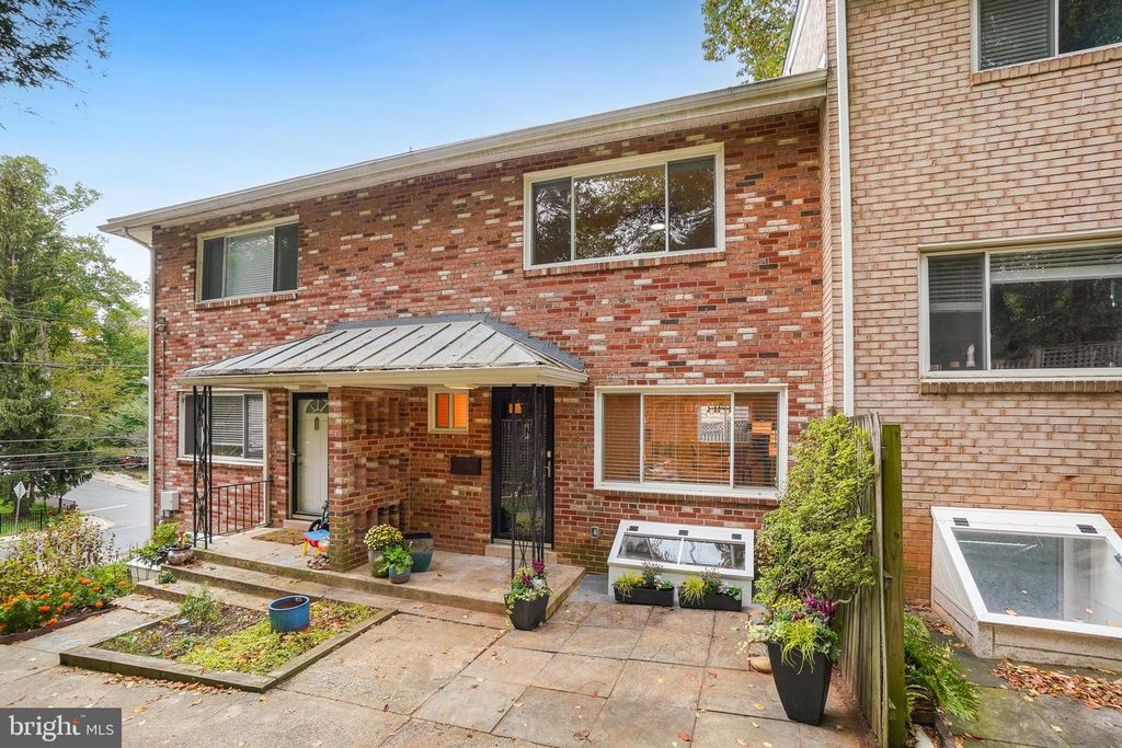 Image 2 of property listing at 652 KENNEBEC AVE #2, Takoma Park, MD 20912
