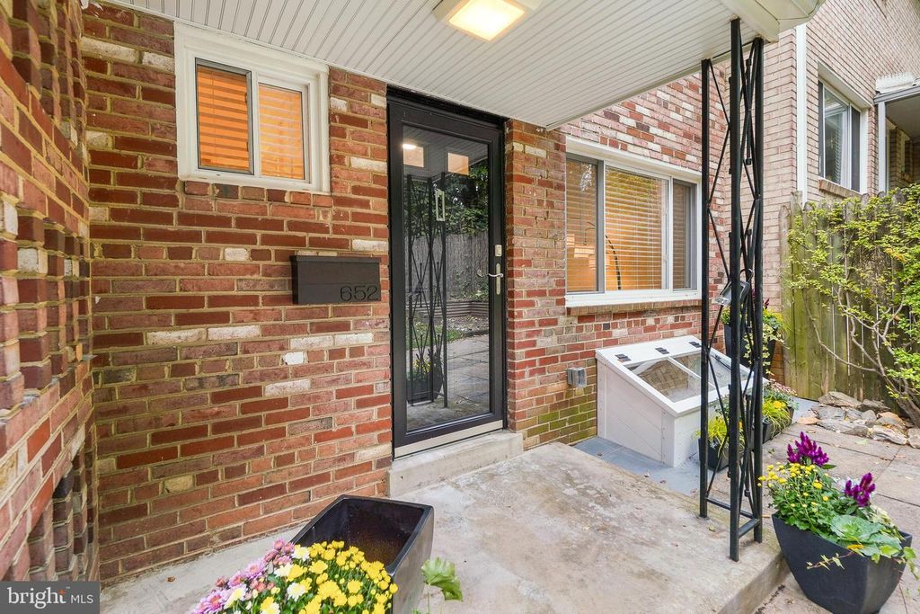 Image 3 of property listing at 652 KENNEBEC AVE #2, Takoma Park, MD 20912