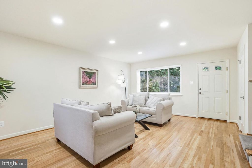 Image 7 of property listing at 652 KENNEBEC AVE #2, Takoma Park, MD 20912