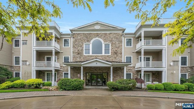 5 E Tenakill Park E Drive 110, Cresskill, NJ 07626