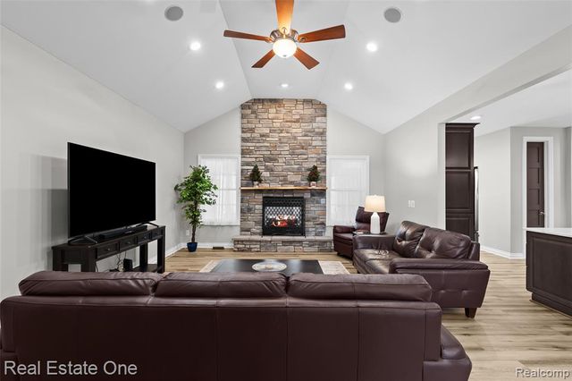 9032 Palmers Way Drive, Fenton, MI 48430