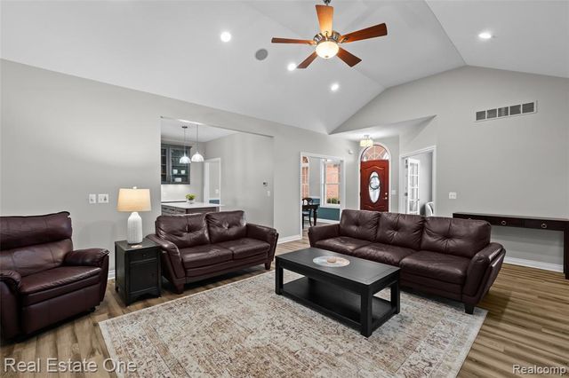 9032 Palmers Way Drive, Fenton, MI 48430