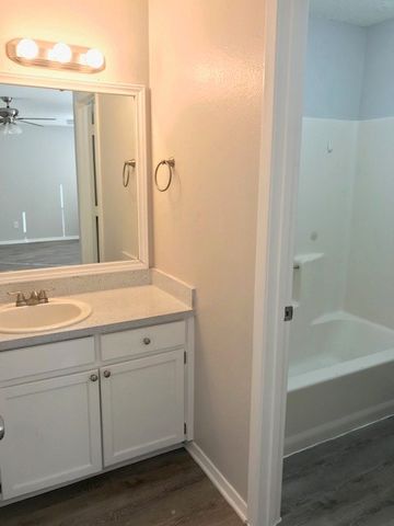 408 Signal Hill Court N 410, Fort Worth, TX 76112