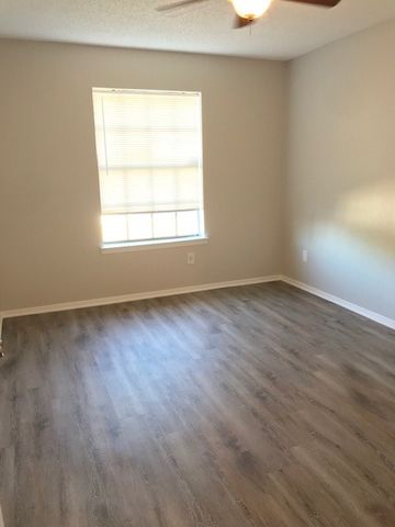 408 Signal Hill Court N 410, Fort Worth, TX 76112