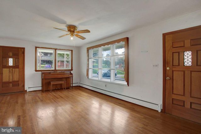 806 HIGHLAND DR, Chambersburg, PA 17202