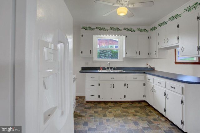 806 HIGHLAND DR, Chambersburg, PA 17202