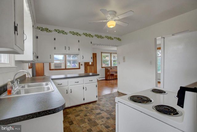 806 HIGHLAND DR, Chambersburg, PA 17202