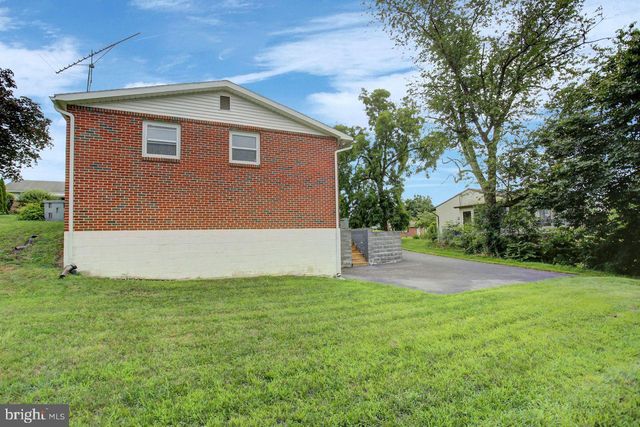 806 HIGHLAND DR, Chambersburg, PA 17202