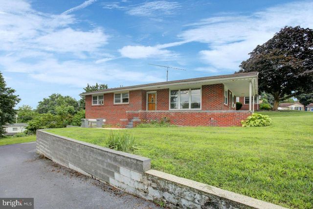 806 HIGHLAND DR, Chambersburg, PA 17202