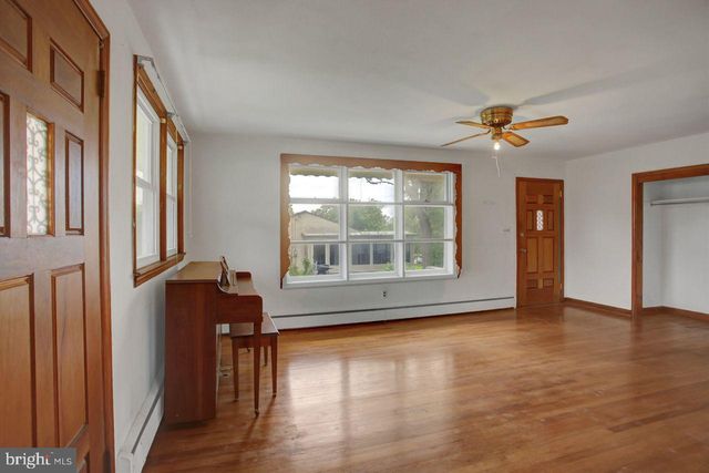 806 HIGHLAND DR, Chambersburg, PA 17202