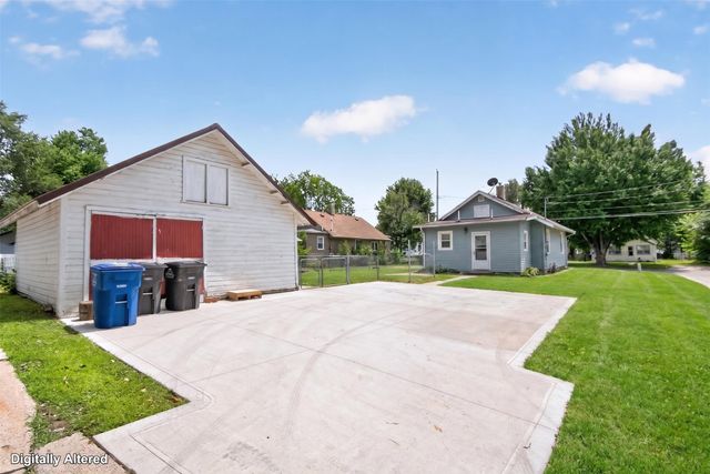 2834 Maple Street, Des Moines, IA 50317